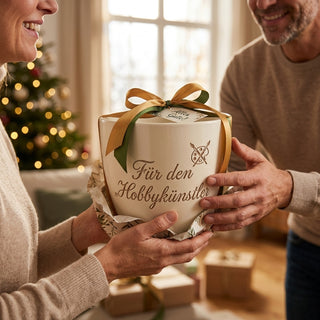 Personalisierter Blumentopf mit Gravur — Geschenk für Hobbykünstler — als persoenliche Geschenk-Uebergabe