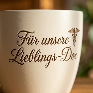 Personalisierter Blumentopf mit Gravur — Geschenk für Doktorandin Promotion — Detailaufnahme