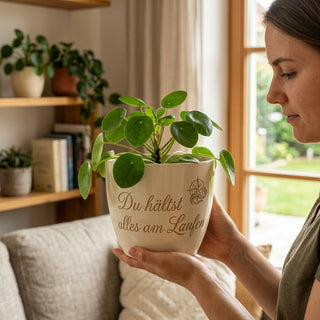 Personalisierter Blumentopf mit Gravur — Geschenk für Verwaltungsfachangestellte — im Wohnambiente