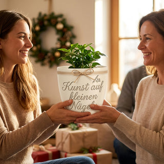 Personalisierter Blumentopf mit Gravur — Geschenk Nageldesignerin — als persoenliche Geschenk-Uebergabe