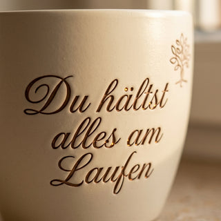 Personalisierter Blumentopf mit Gravur — Geschenk Mechatroniker Abschied — Detailaufnahme