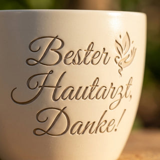 Blumentopf mit Lasergravur — Dankeschön Geschenk für Hautarzt Praxis — Detailaufnahme