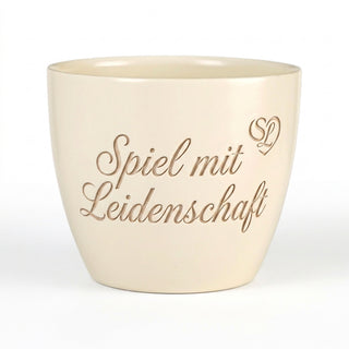 Personalisierter Blumentopf mit Gravur — Geschenk Fußballerin zum Abschied — Detailansicht der Lasergravur