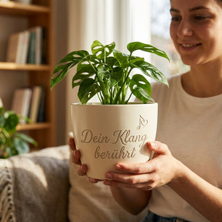 Einzigartiger Blumentopf mit Gravur – Geschenk für Cellistin — im Wohnambiente