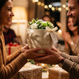 Personalisierter Blumentopf mit Gravur — Geschenk Rentnerin zur Verabschiedung — als persoenliche Geschenk-Uebergabe