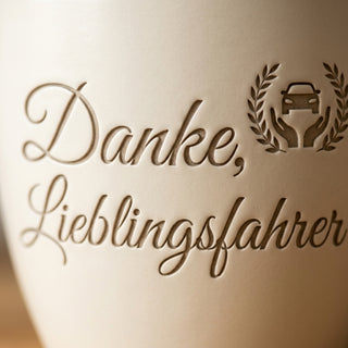 Personalisierter Blumentopf mit Gravur — Geschenk für Berufskraftfahrer — Detailaufnahme