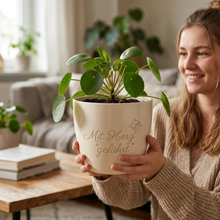 Personalisierter Blumentopf 'Mit Herz geführt' — Geschenk für Filialleiterin — im Wohnambiente