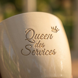 Personalisierter Blumentopf „Queen des Services“ — Geschenk Restaurantfachfrau — Detailaufnahme