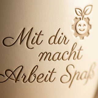 Personalisierter Blumentopf mit Gravur — Geschenk Lieblingskollege — Detailaufnahme