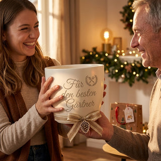 Personalisierter Blumentopf — Geschenk für Gärtner & Gartenbauer — als persoenliche Geschenk-Uebergabe