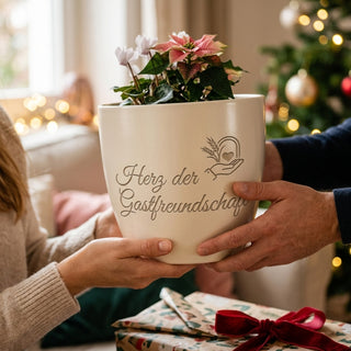 Einzigartiger Blumentopf mit Gravur für Restaurantfachfrau – Herz der Gastfreundschaft — als persoenliche Geschenk-Uebergabe