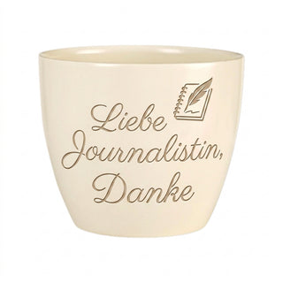 Personalisierter Blumentopf mit Gravur — Geschenk Journalistin Dank — Detailansicht der Lasergravur