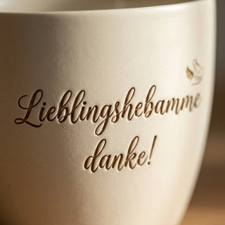 Personalisierter Blumentopf mit Gravur — Geschenk für Geburtsvorbereiterin — Detailaufnahme