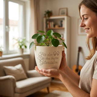 Personalisierter Blumentopf mit Gravur — Geschenk für Gitarristen — im Wohnambiente