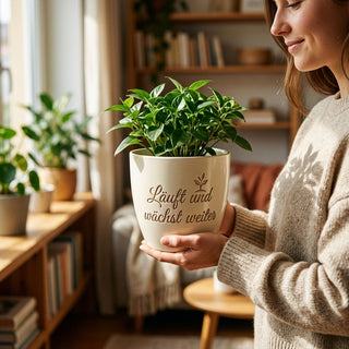 Personalisierter Blumentopf mit Gravur "Läuft und wächst weiter" — Geschenk IT-Techniker — im Wohnambiente
