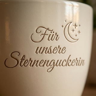 Personalisierter Blumentopf mit Gravur — Geschenk Astronomin Sternenguckerin — nahaufnahme