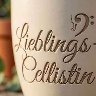 Personalisierter Blumentopf mit Gravur — Geschenk Cellistin & Musiker — Detailaufnahme