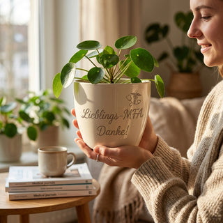 Personalisierter Blumentopf mit Gravur 'Lieblings-MFA' — Geschenk für Medizinische Fachangestellte — im Wohnambiente