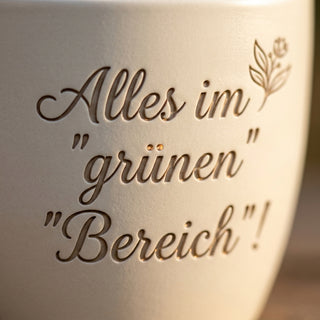 Blumentopf mit Gravur 'Alles im grünen Bereich!' — Geschenk Ordnungsberaterin — Detailaufnahme