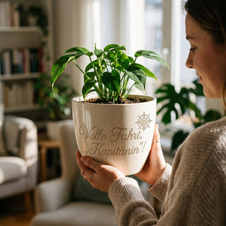 Blumentopf mit Gravur 'Volle Fahrt, Kapitänin!' — Geschenk Kapitänin — im Wohnambiente