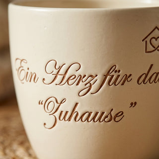 Personalisierter Blumentopf mit Gravur — Geschenk Hauswirtschafterin — Detailaufnahme
