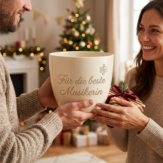 Personalisierter Blumentopf mit Gravur — Geschenk Musikerin — als persoenliche Geschenk-Uebergabe