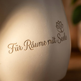 Personalisierter Blumentopf mit Gravur — Geschenk Architektin Einzug & Geburtstag — nahaufnahme