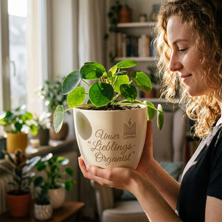 Personalisierter Blumentopf mit Gravur — Geschenk für Organisten — im Wohnambiente