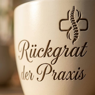 Personalisierter Blumentopf mit Gravur — Geschenk für MFA Praxis — Detailaufnahme