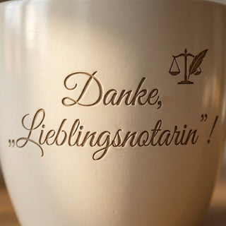 Personalisierter Blumentopf mit Gravur — Danke Geschenk für Notarin — Detailaufnahme