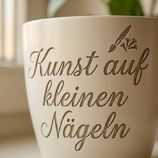 Personalisierter Blumentopf mit Gravur — Geschenk Nageldesignerin — Detailaufnahme