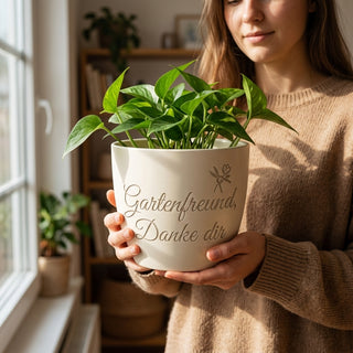 Personalisierter Blumentopf mit Gravur — Geschenk für Naturfreunde zum Danken — im Wohnambiente