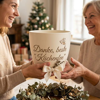 Personalisierter Blumentopf mit Gravur — Geschenk für Küchenhilfe — als persoenliche Geschenk-Uebergabe