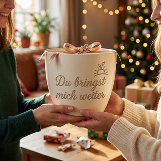 Personalisierter Blumentopf mit Gravur — Geschenk für Nachhilfelehrer zum Dankeschön — als persoenliche Geschenk-Uebergabe