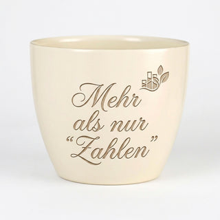 Personalisierter Blumentopf mit Gravur — Geschenk für Bankerin & Finanzexpertin — Detailansicht der Lasergravur