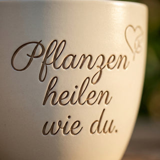 Personalisierter Blumentopf mit Gravur — Geschenk Heilerin — Detailaufnahme