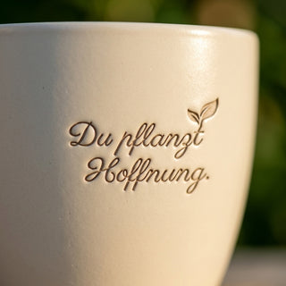 Personalisierter Blumentopf mit Gravur — Geschenk Onkologe Dankeschön — Detailaufnahme