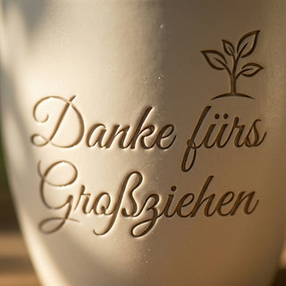 Personalisierter Blumentopf — Nanny Geschenk zur Verabschiedung mit Gravur — Detailaufnahme