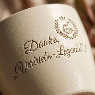 Personalisierter Blumentopf mit Gravur — Danke Geschenk Vertriebs-Legende — Detailaufnahme