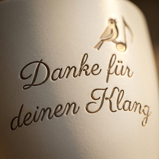 Einzigartiger Blumentopf mit Gravur für Musikerinnen — Danke für deinen Klang — Detailaufnahme