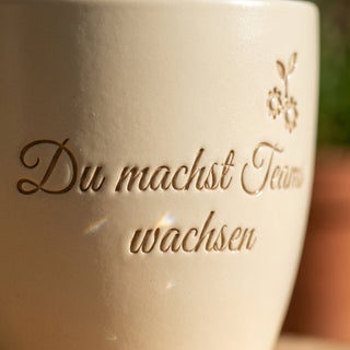 Personalisierter Blumentopf mit Gravur — Geschenk HR Managerin Abschied — Detailaufnahme