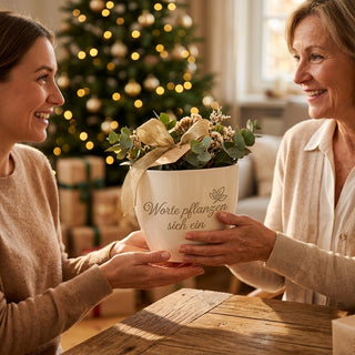 Individuelles Geschenk für Deutschlehrer – Blumentopf mit Gravur — als persoenliche Geschenk-Uebergabe