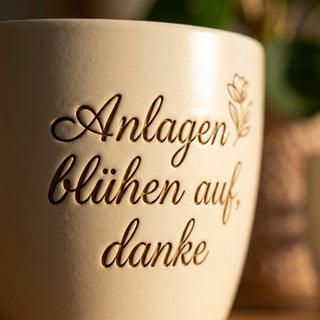 Blumentopf mit Gravur 'Anlagen blühen auf' — Geschenk für Anlageberater — nahaufnahme