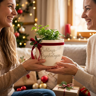 Personalisierter Blumentopf mit Gravur — Geschenk Kinderpsychologin — als persoenliche Geschenk-Uebergabe
