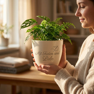 Personalisierter Blumentopf mit Gravur 'Mit Faden und Liebe' — Geschenk Näherin — im Wohnambiente