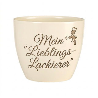 Personalisierter Blumentopf mit Gravur — Geschenk Lackierer Geburtstag — Detailansicht der Lasergravur
