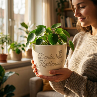 Personalisierter Blumentopf mit Gravur — Geschenk Kapitänin Danke für Führung — im Wohnambiente