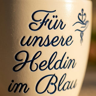 Personalisierter Blumentopf mit Gravur — Geschenk Polizistin zur Vereidigung — Detailaufnahme