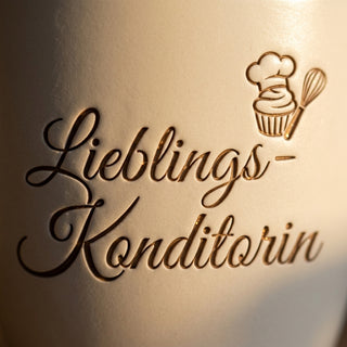 Personalisierter Blumentopf mit Gravur — Geschenk Konditorin Geburtstag — Detailaufnahme
