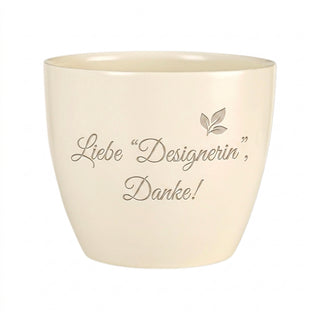 Personalisierter Blumentopf mit Gravur — Danke Geschenk Modedesignerin — Detailansicht der Lasergravur